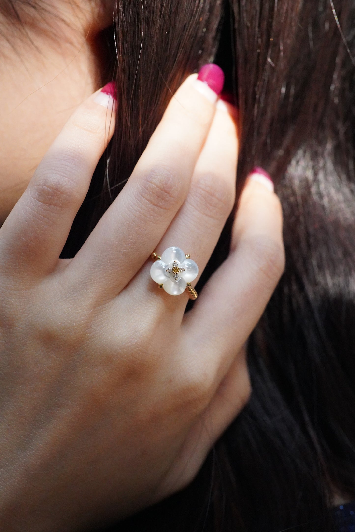 Fontana di Trevi – Ring aus Perlmutt und gelben und weißen Diamanten 