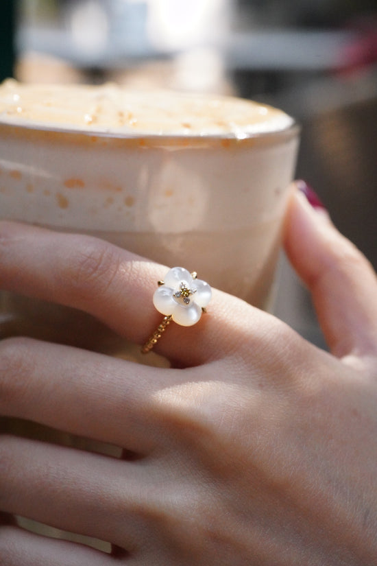 Fontana di Trevi – Ring aus Perlmutt und gelben und weißen Diamanten 