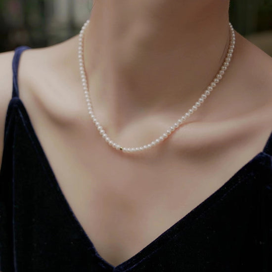 SONSTIGES – Modische Perlenkette in verschiedenen Tragevarianten
