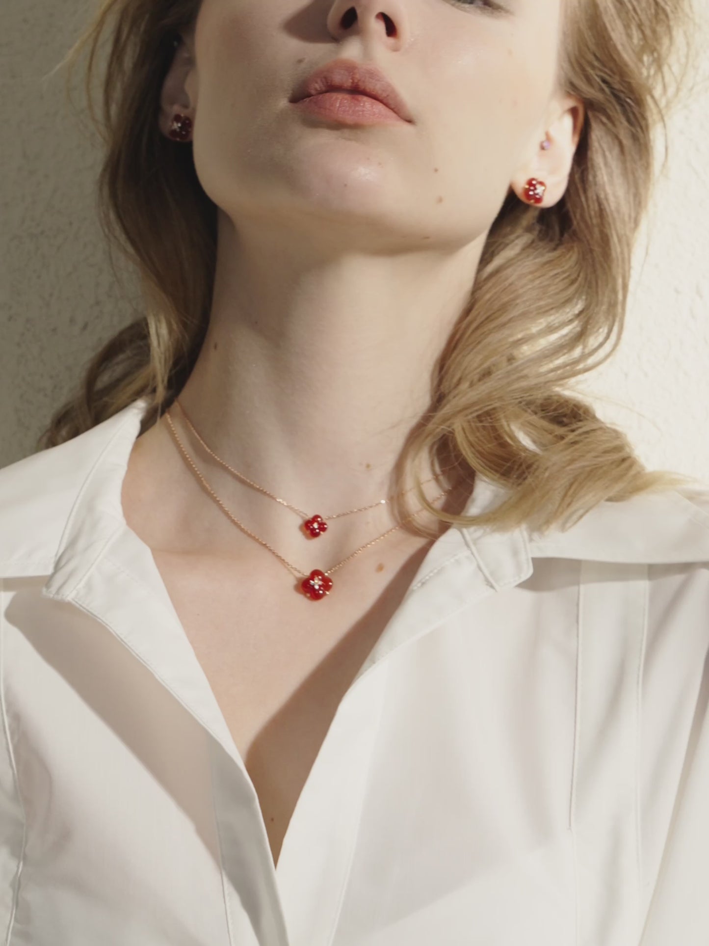 Laden und Abspielen von Videos im Galerie-Viewer, Fontana di Trevi – Mini-Halskette aus Karneol und Diamant
