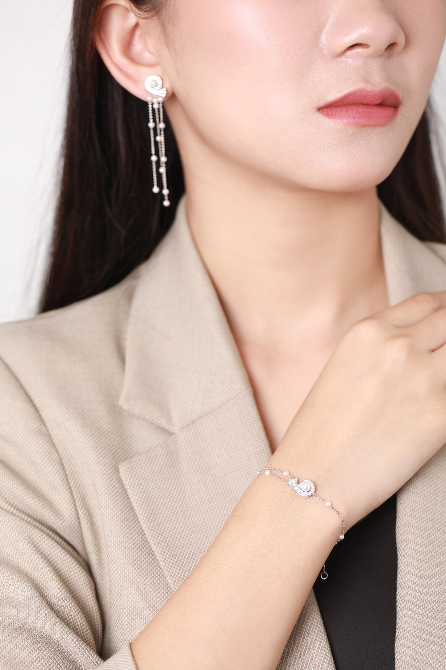 DATURA • ASTRA – Armbänder aus 18 Karat weißem Glod-Diamant und Akoya-Perlen